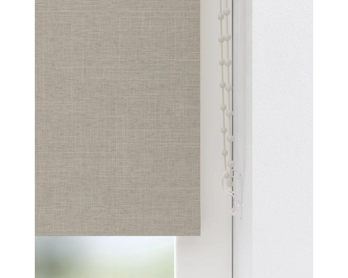 Béžové látkové rolety s retiazkovým ovládaním pri okne