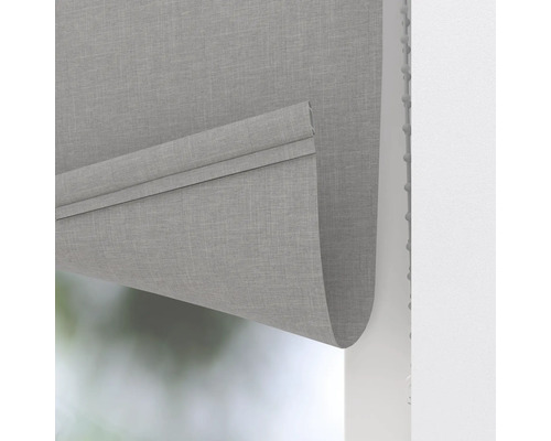 Čiastočne spustená sivá roleta