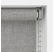 Sivá roleta s retiazkovým ovládaním v ráme okna