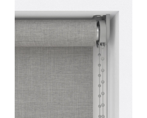 Sivá roleta s retiazkovým ovládaním v ráme okna