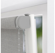 Detailný pohľad na sivú roletu s retiazkovým ovládaním pri okne