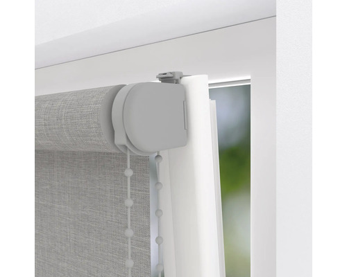 Detailný pohľad na sivú roletu s retiazkovým ovládaním pri okne