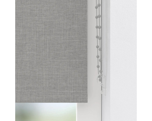Sivá roleta na okne s ťahacou šnúrou