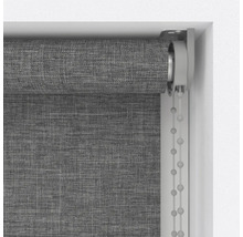 Sivá roleta s reťazovým pohonom pri okne