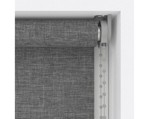 Sivá roleta s reťazovým pohonom pri okne
