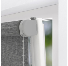 Detailný pohľad na sivú roletu s retiazkovým ovládaním na okne