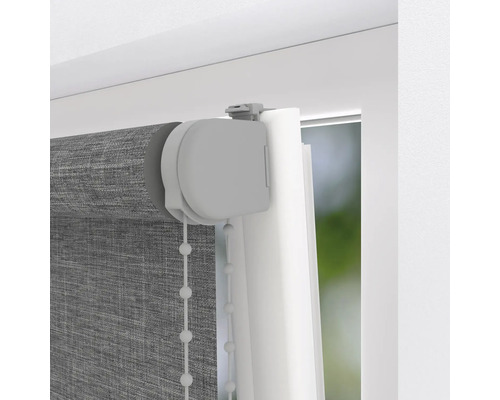 Detailný pohľad na sivú roletu s retiazkovým ovládaním na okne