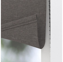 Detailný pohľad na sivú skladanú roletu s retiazkovým ovládaním