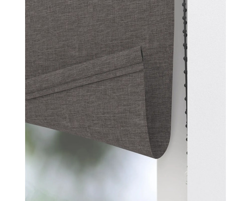 Detailný pohľad na sivú skladanú roletu s retiazkovým ovládaním