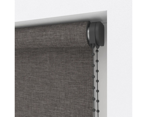 Detail šedej rolety na okne