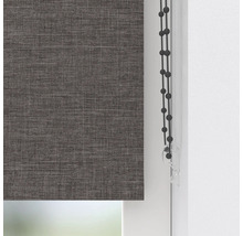Sivá roleta v okne s ovládacou retiazkou
