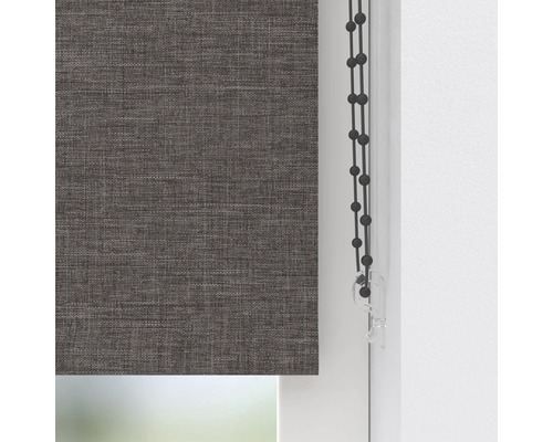 Sivá roleta v okne s ovládacou retiazkou