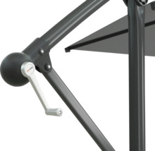 Detailný pohľad na slnečník s kľukovým mechanizmom a logom Soluna