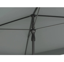 Detailný pohľad zdola na slnečník s rebrami a tyčou