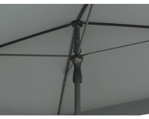 Detailný pohľad zdola na slnečník s rebrami a tyčou