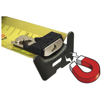 Detail žltého zvinovacieho metra s magnetickým hákom