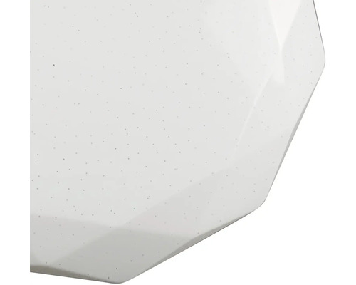 Detail bieleho stropného svietidla s malými bodmi