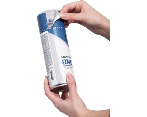 Osoba odstraňuje etiketu z plechovky s farbou v spreji.