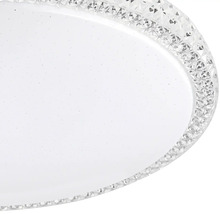 Detailný záber na okrúhle stropné svietidlo s okrajom zdobeným kryštálmi