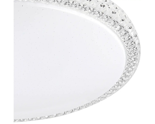 Detailný záber na okrúhle stropné svietidlo s okrajom zdobeným kryštálmi