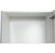 Vnútro bielej kuchynskej skrinky s otvormi pre nastaviteľné police