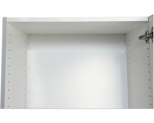 Vnútro bielej kuchynskej skrinky s otvormi pre nastaviteľné police