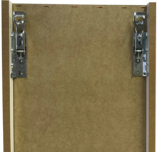 Detailný pohľad na dvere skrine s namontovanými závesmi.