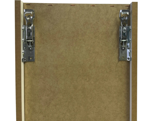 Detailný pohľad na dvere skrine s namontovanými závesmi.