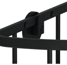 Detailný záber rohového regálu do kúpeľne na montáž na stenu