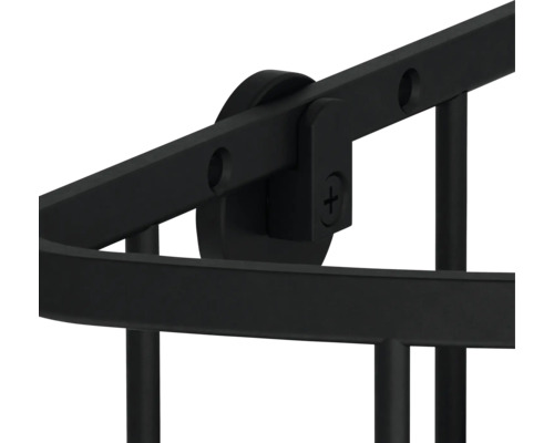 Detailný záber rohového regálu do kúpeľne na montáž na stenu