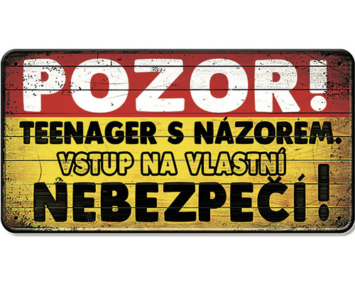 Kovová tabuľa s nápisom Teenager s názorom, vstup na vlastné nebezpečenstvo