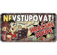 Dekoratívna kovová tabuľa s nápisom 'Nevstupovať!'