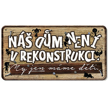 Ceduľa s nápisom Náš dom je v rekonštrukcii, máme deti
