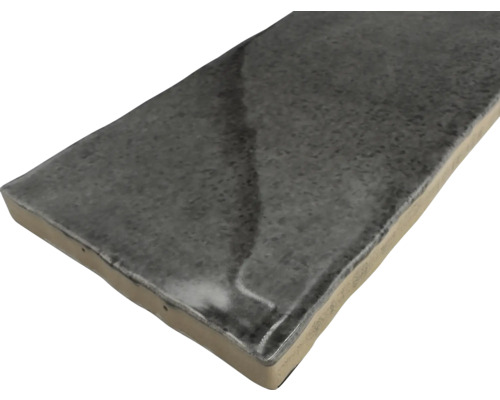 Sivá keramická dlaždica v horizontálnom formáte