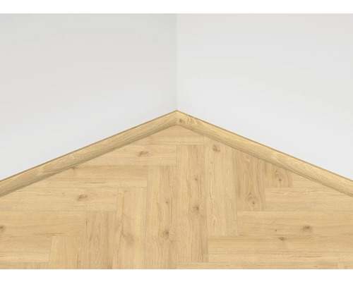 Roh s laminátovou podlahou vo vzore rybej kosti a štvrťkruhovou rohovou lištou na stene.