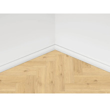 Svetlá drevená podlaha v rohu miestnosti s podlahovou lištou