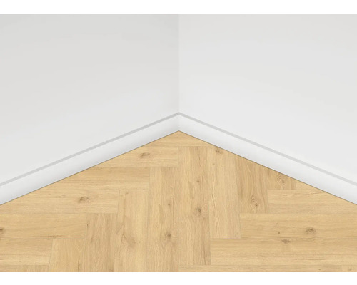 Svetlá drevená podlaha v rohu miestnosti s podlahovou lištou