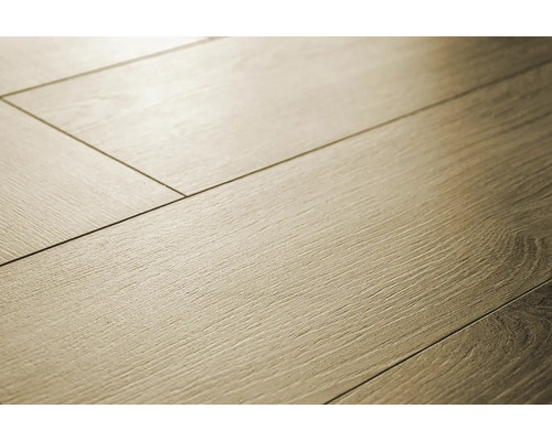 Detail laminátovej podlahy s drevenou štruktúrou