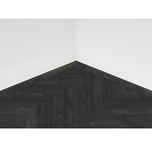 Pokládka tmavých parkiet vo vzore rybej kosti s podlahovými lištami