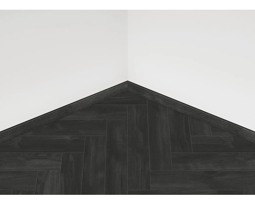 Pokládka tmavých parkiet vo vzore rybej kosti s podlahovými lištami