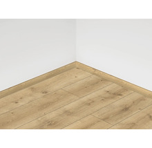 Rohový pohľad na miestnosť s laminátovou podlahou a zodpovedajúcimi soklovými lištami