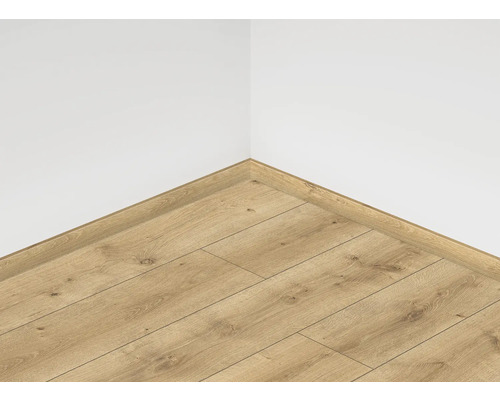 Rohový pohľad na miestnosť s laminátovou podlahou a zodpovedajúcimi soklovými lištami