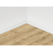 Roh miestnosti s laminátovou podlahou a soklovou lištou