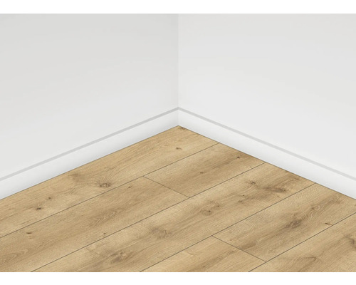 Roh miestnosti s laminátovou podlahou a soklovou lištou