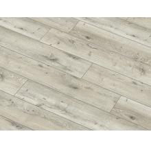 Pohľad na laminátovú podlahu s dreveným vzhľadom