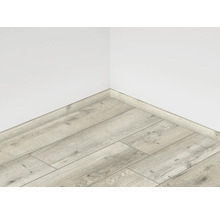 Položená laminátová podlaha s podlahovou lištou pri stene