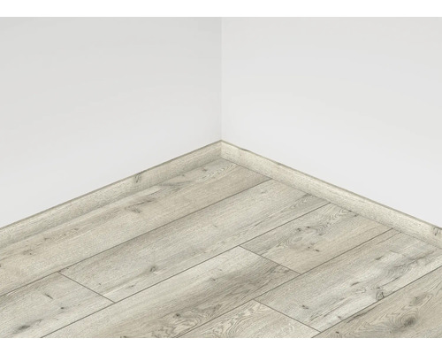 Položená laminátová podlaha s podlahovou lištou pri stene