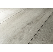 Detail laminátovej podlahy s dreveným vzhľadom