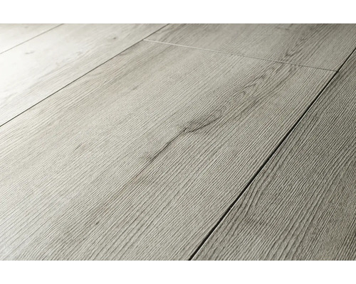 Detail laminátovej podlahy s dreveným vzhľadom