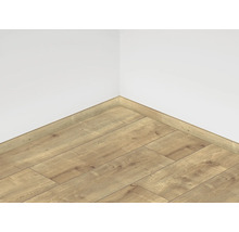 Položená laminátová podlaha s ladiacou soklovou lištou pri stene izby